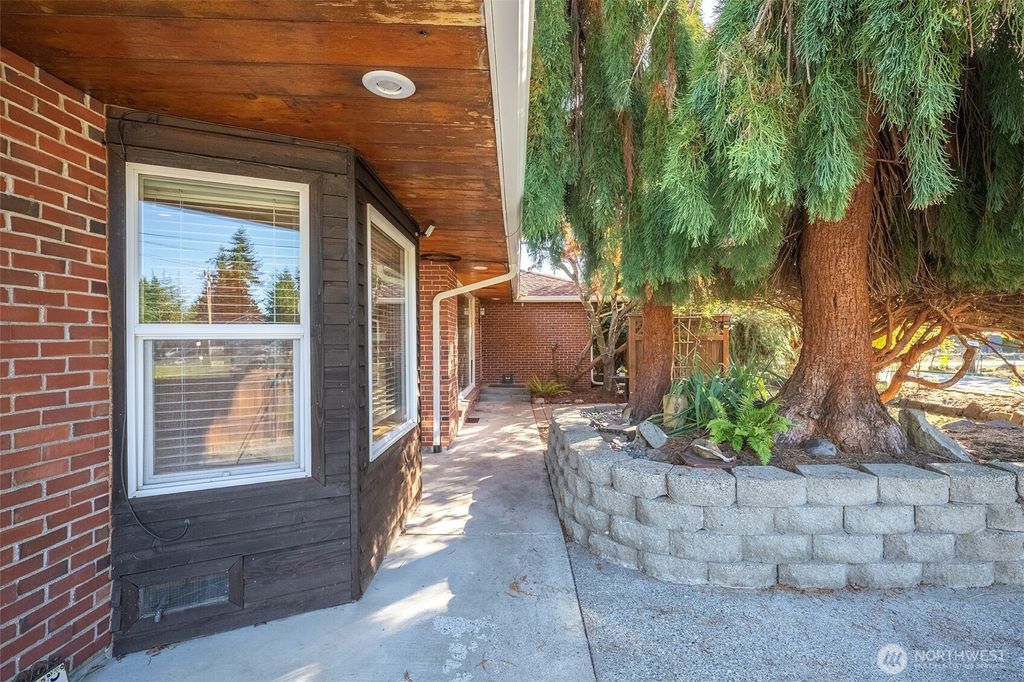 Photo of 415 Rose Way, Everett, WA 98203 (MLS # 2441866)