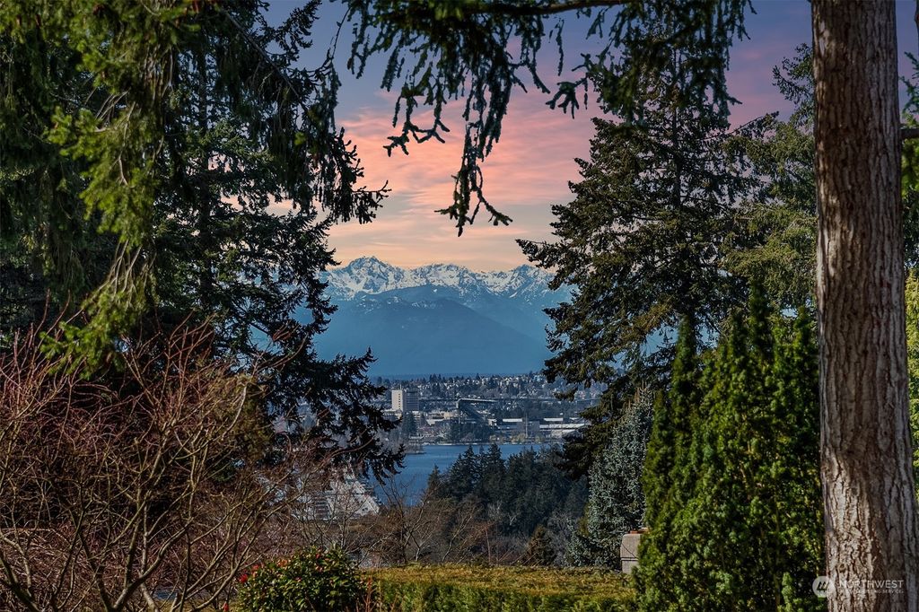 Photo of 9442 NE 25th Street, Clyde Hill, WA 98004 (MLS # 2046620)