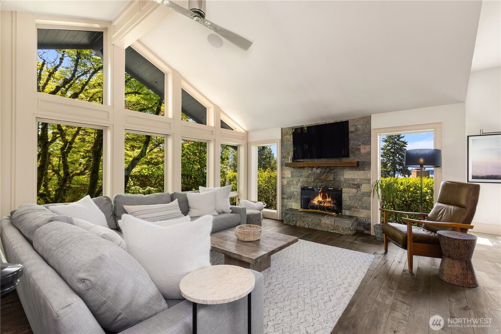 Photo of 10510 NE 44th Street, Kirkland, WA 98033 (MLS # 2526442)