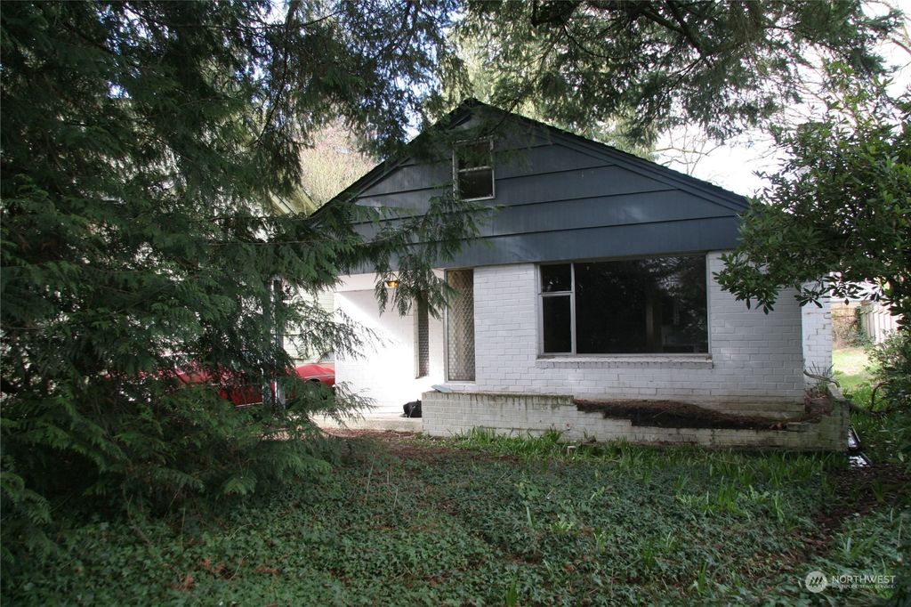Photo of 11733 NE Durland Avenue NE, Seattle, WA 98125 (MLS # 2206176)