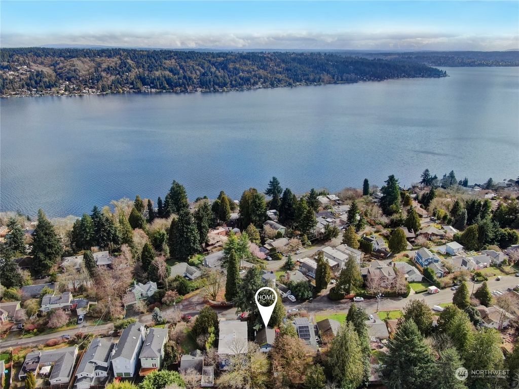 Photo of 11733 NE Durland Avenue NE, Seattle, WA 98125 (MLS # 2206176)