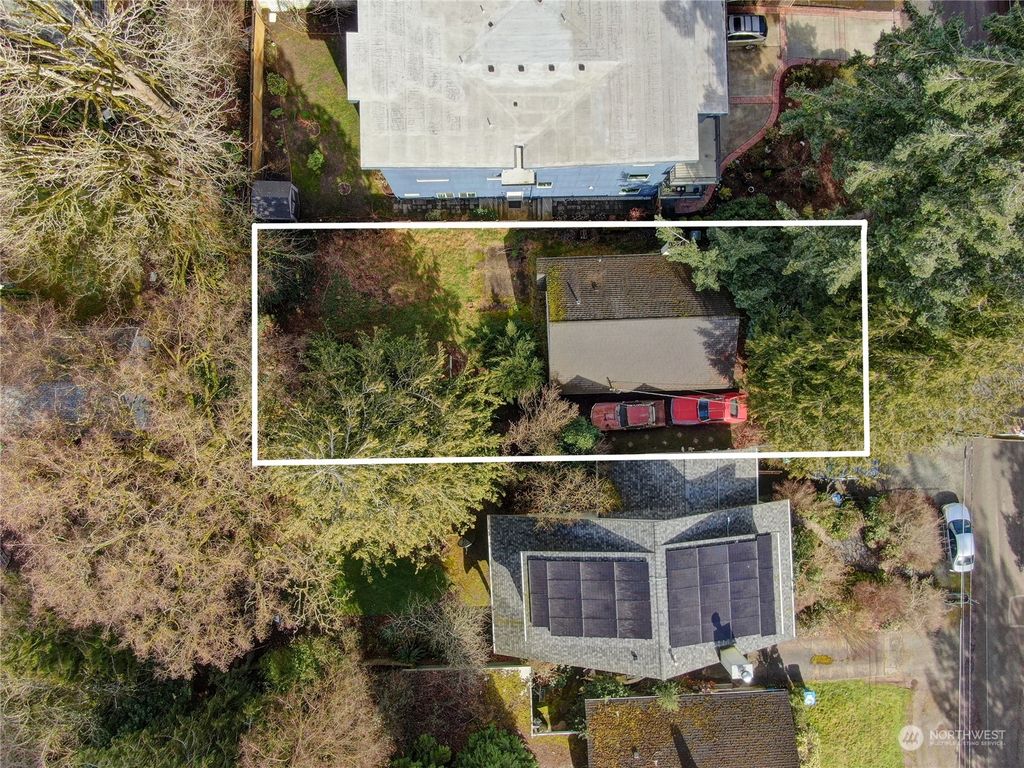 Photo of 11733 NE Durland Avenue NE, Seattle, WA 98125 (MLS # 2206176)