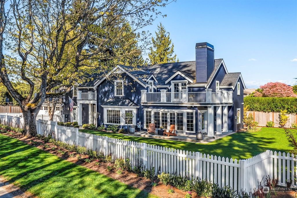 Photo of 8604 NE 6th Street, Medina, WA 98039 (MLS # 2208741)