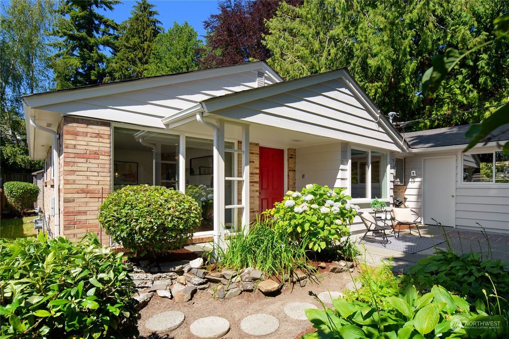 Photo of 5050 SW Grayson Street, Seattle, WA 98116 (MLS # 2255056)