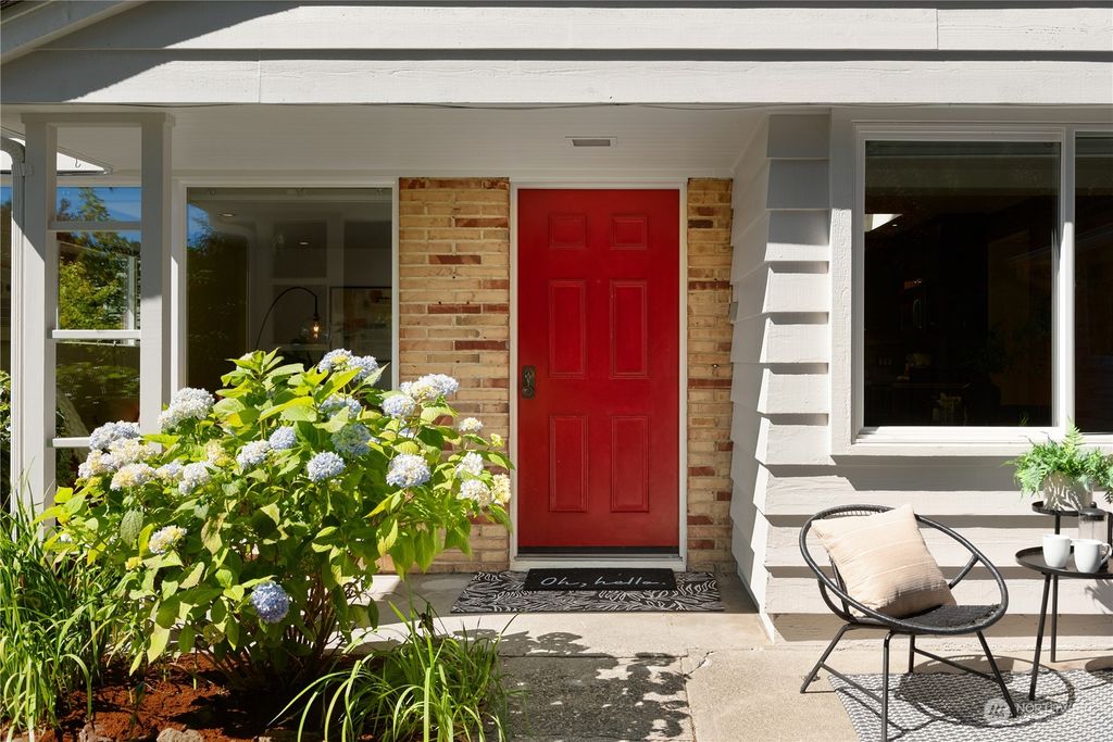 Photo of 5050 SW Grayson Street, Seattle, WA 98116 (MLS # 2255056)