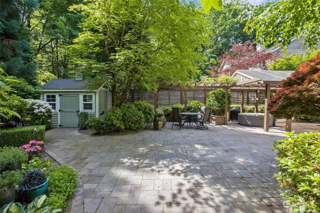 Photo of 11000 172nd Place NE, Redmond, WA 98052 (MLS # 2175174)