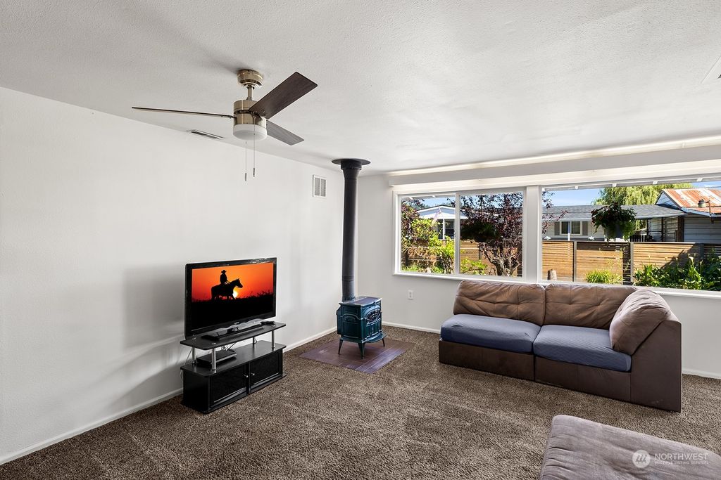 Photo of 704 Main Street, Algona, WA 98001 (MLS # 2263215)