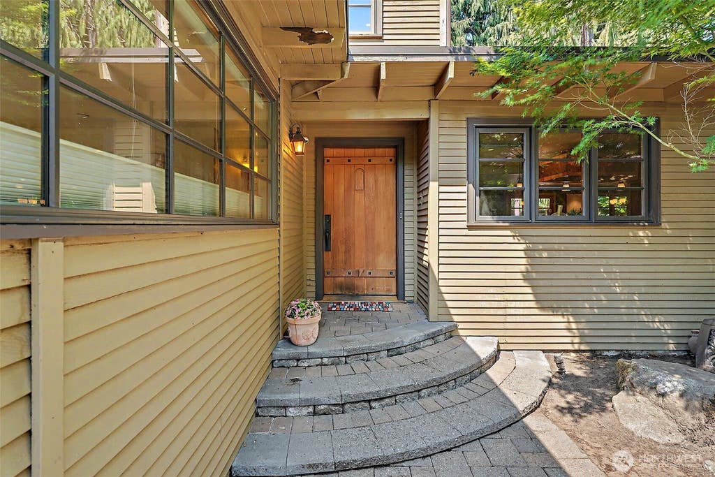Photo of 12838 NE 73rd Street, Kirkland, WA 98033 (MLS # 2566231)