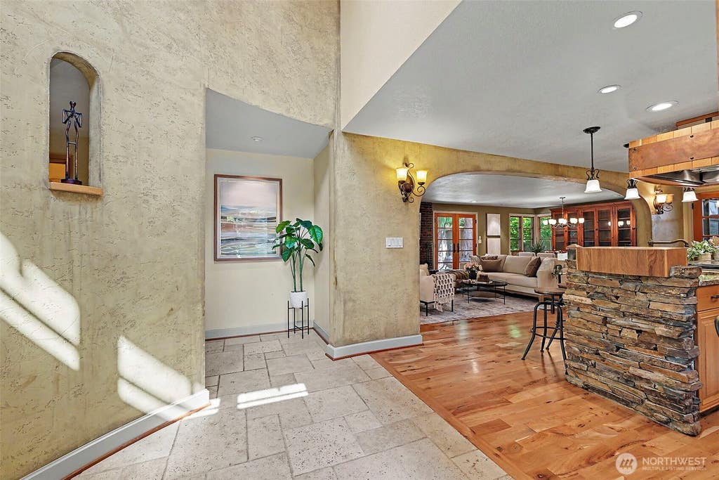 Photo of 12838 NE 73rd Street, Kirkland, WA 98033 (MLS # 2566231)