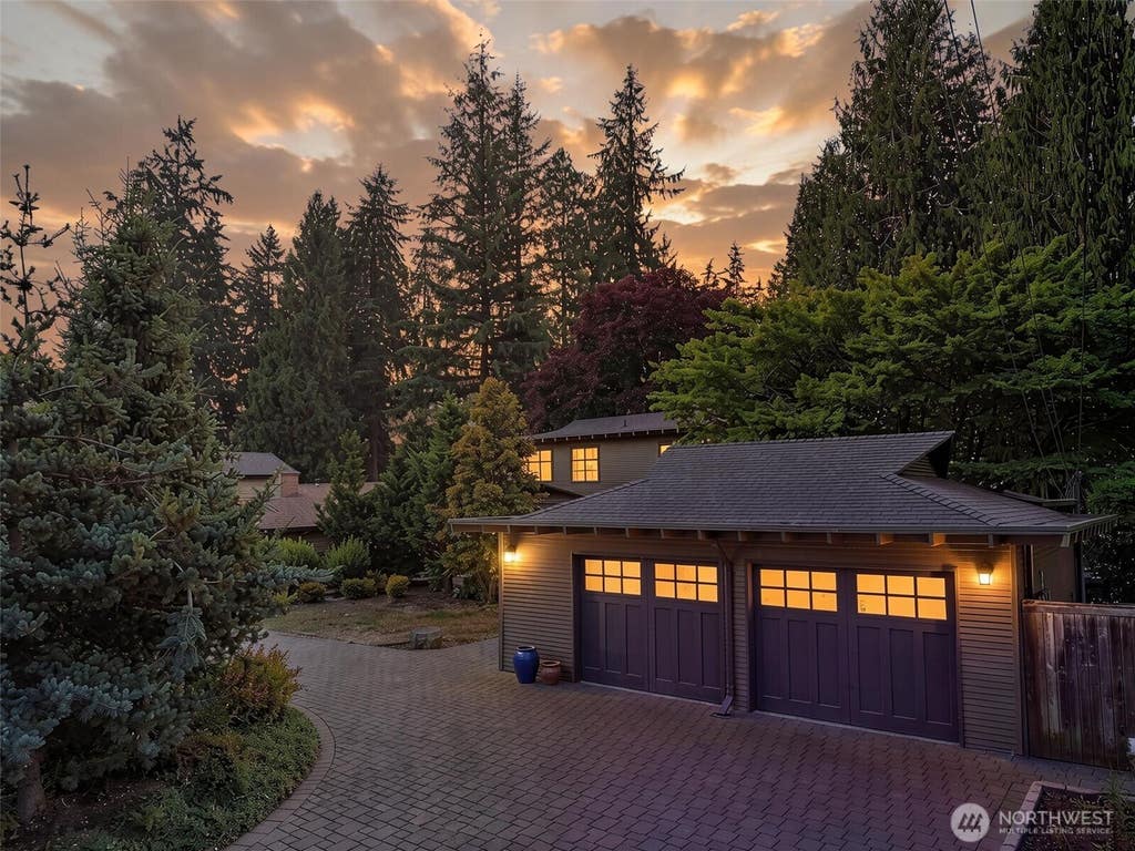 Photo of 12838 NE 73rd Street, Kirkland, WA 98033 (MLS # 2566231)