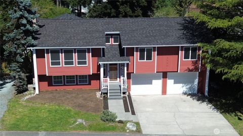 Photo of 1120 SW 8th Avenue, Oak Harbor, WA 98277 (MLS # 2514312)