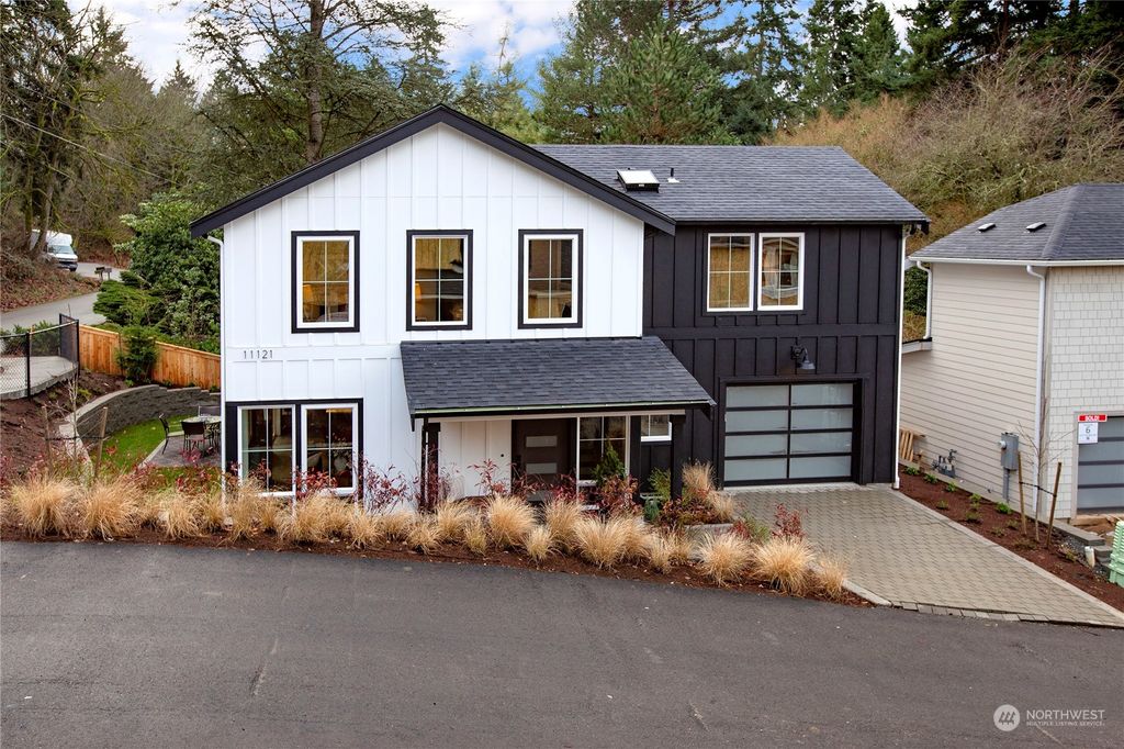 Photo of 11121 NE 46th Lane, Kirkland, WA 98033 (MLS # 2190222)