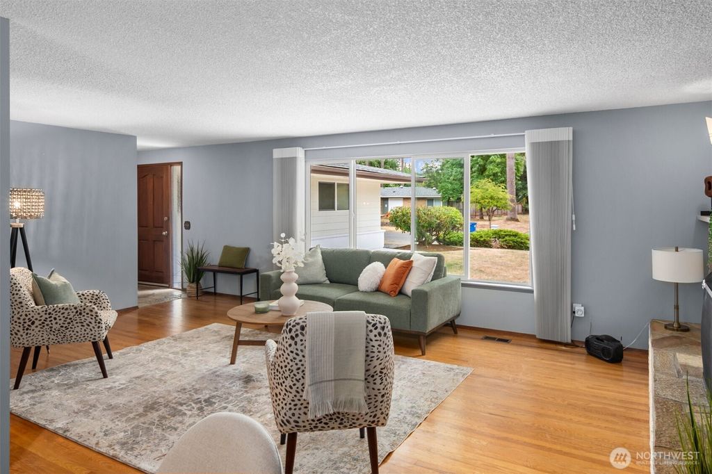 Photo of 13819 139th Avenue SE, Renton, WA 98059 (MLS # 2433999)