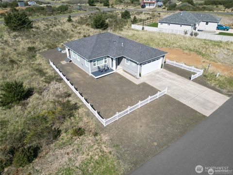 Photo of 1439 Diamond Head Avenue SW, Ocean Shores, WA 98569 (MLS # 2507508)