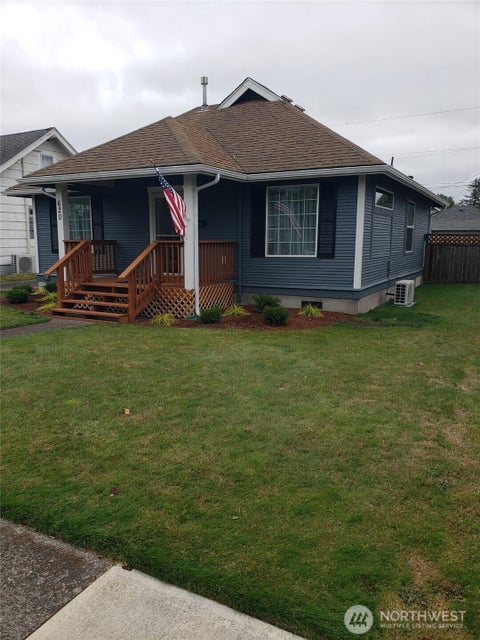 Photo of 620 20th Avenue, Longview, WA 98632 (MLS # 2566859)