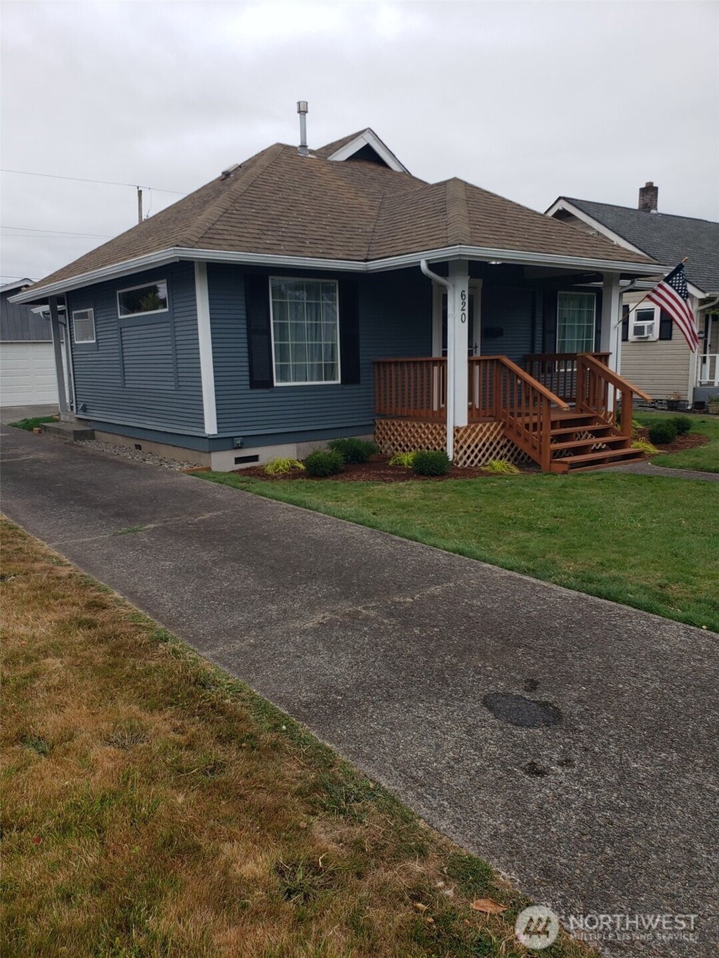 Photo of 620 20th Avenue, Longview, WA 98632 (MLS # 2566859)