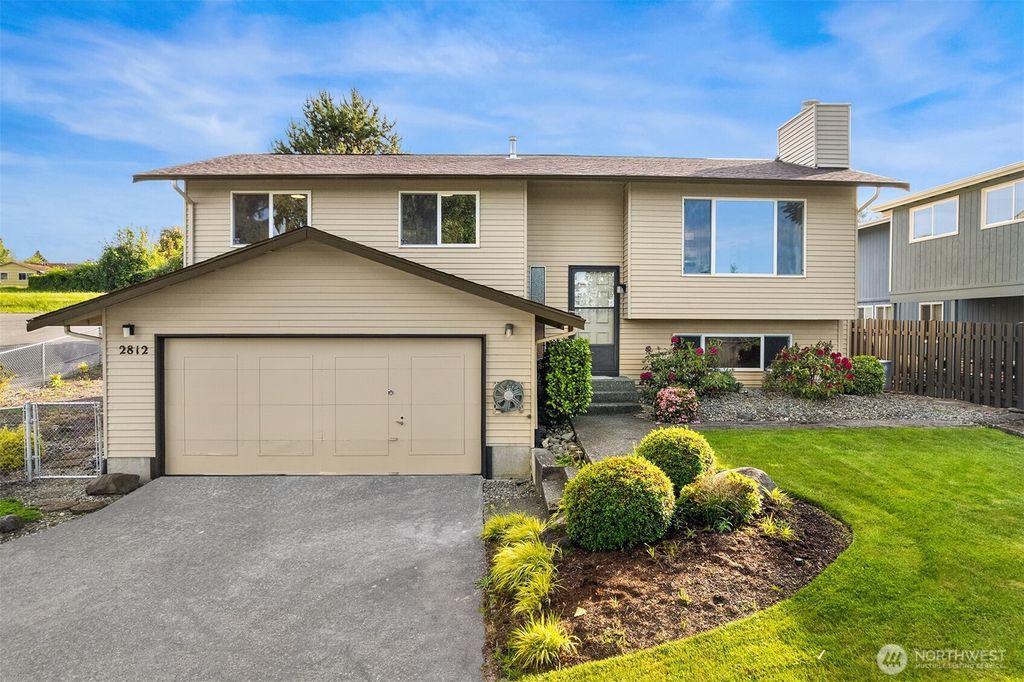 Photo of 2812 SE 18th Place, Renton, WA 98058 (MLS # 2382718)