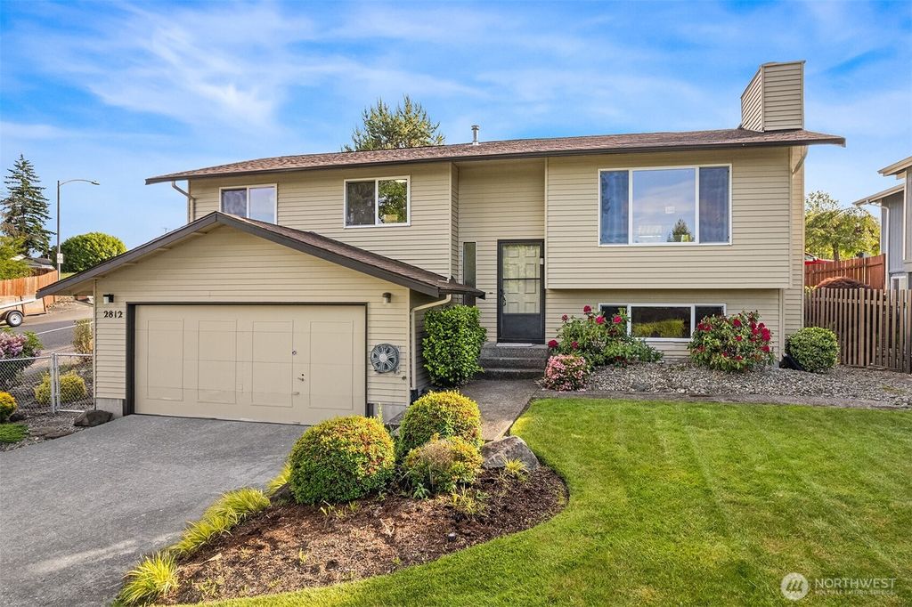 Photo of 2812 SE 18th Place, Renton, WA 98058 (MLS # 2382718)