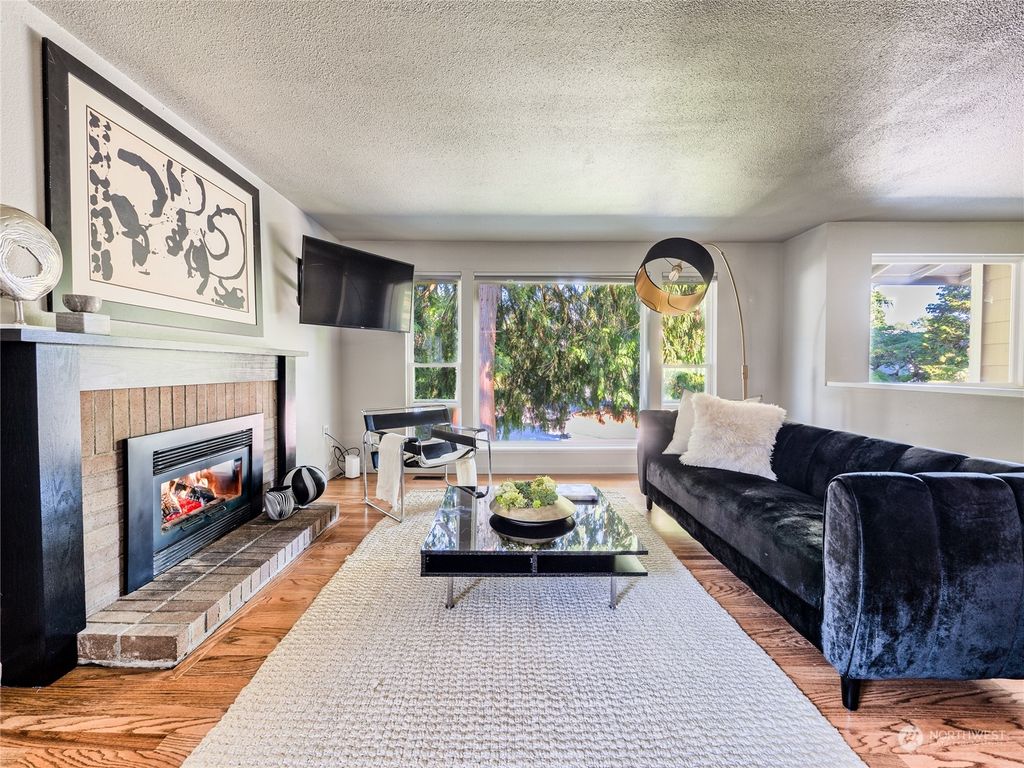 Photo of 8316 NE 120th Place, Kirkland, WA 98034 (MLS # 2263523)