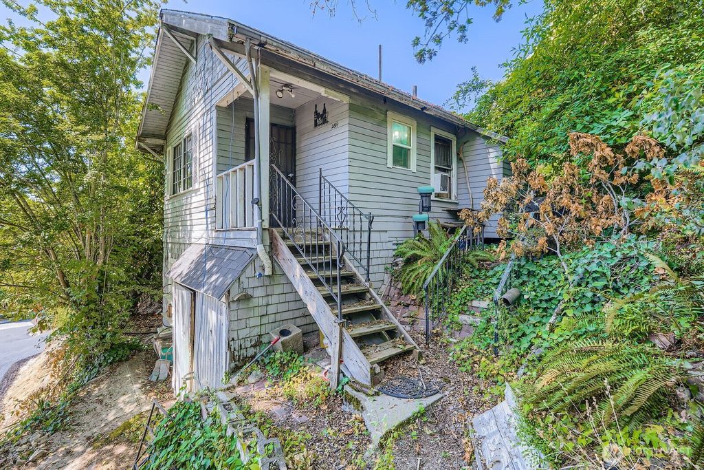 Photo of 2814 S Grand St St, Seattle, WA 98144 (MLS # 2396936)