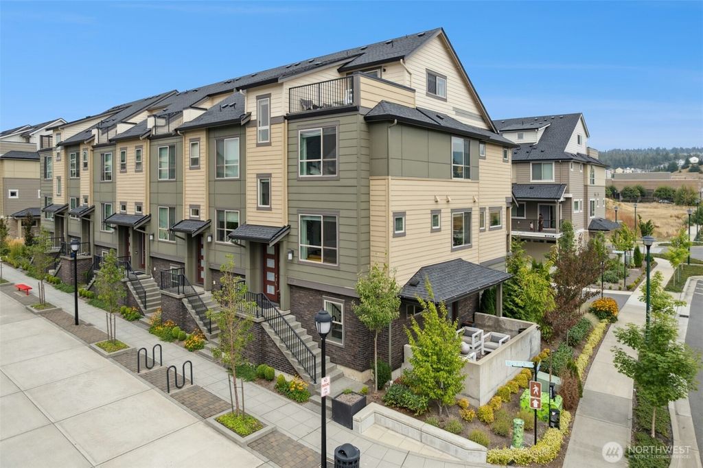 Photo of 1048 7th Avenue NE, Issaquah, WA 98029 (MLS # 2431402)