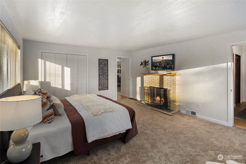 Photo of 16924 12th Place NE, Shoreline, WA 98155 (MLS # 2251626)