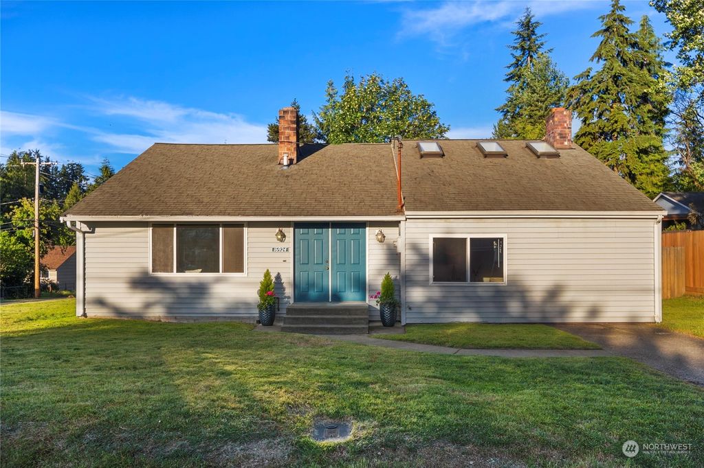 Photo of 16924 12th Place NE, Shoreline, WA 98155 (MLS # 2251626)