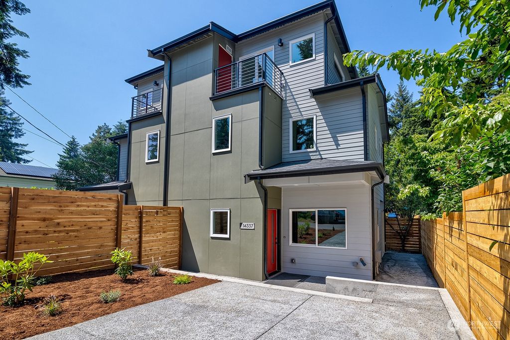 Photo of 14337 B Roslyn Place N, Seattle, WA 98133 (MLS # 2078204)