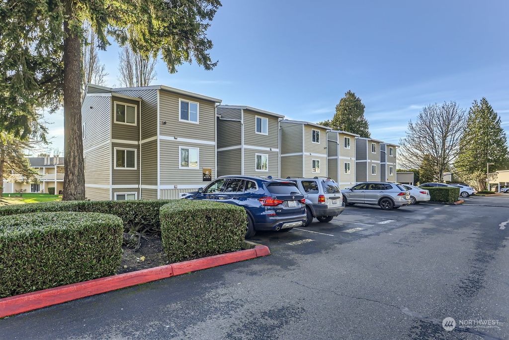 Photo of 12423 NE 131st Court #E-305, Kirkland, WA 98034 (MLS # 2321609)