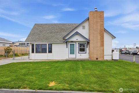 Photo of 206 E Cedar St St, Othello, WA 99344 (MLS # 2508900)