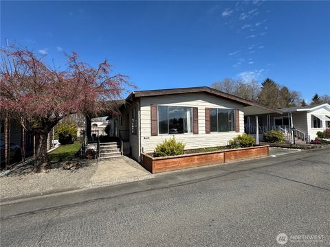 Photo of 1402 22nd Street NE #5, Auburn, WA 98002 (MLS # 2499360)