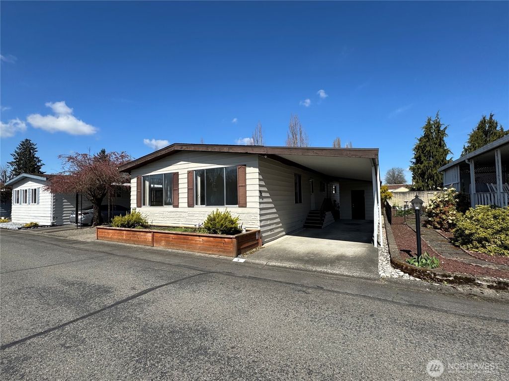 Photo of 1402 22nd Street NE #5, Auburn, WA 98002 (MLS # 2499360)