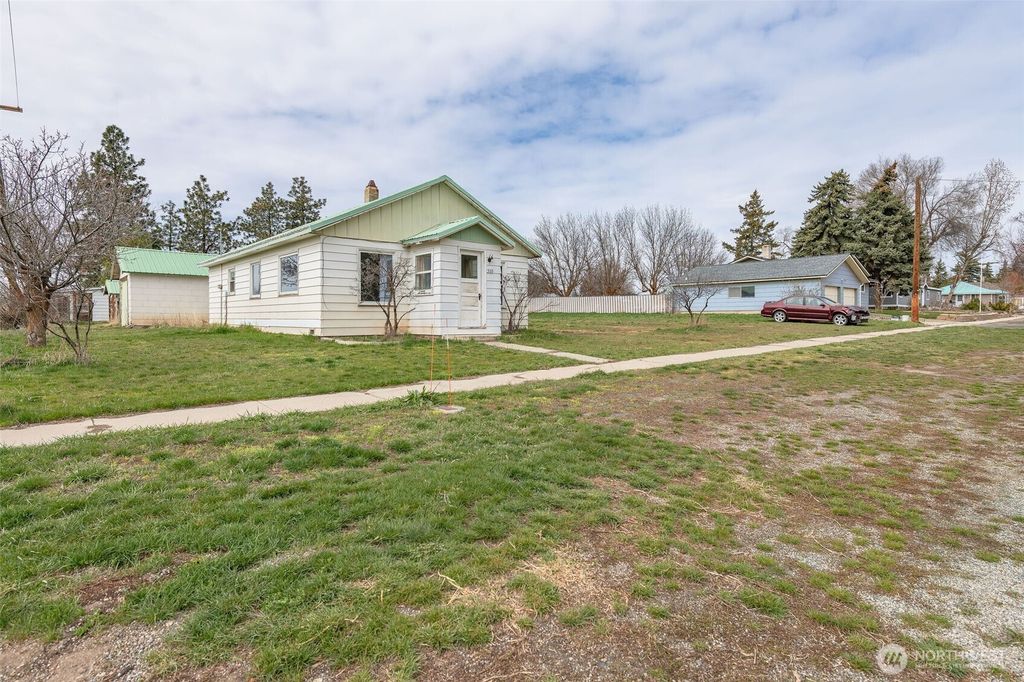 Photo of 326 S Columbia Avenue, Waterville, WA 98858 (MLS # 2502182)