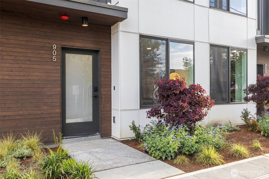 Photo of 905 S Warsaw Street, Seattle, WA 98108 (MLS # 2372109)