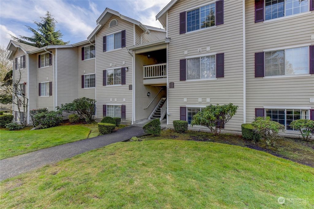 Photo of 19230 Forest Park Drive NE #J131, Lake Forest Park, WA 98155 (MLS # 2042901)