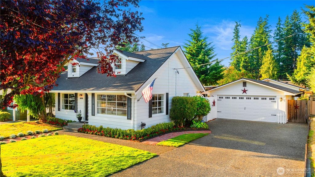 Photo of 323 E Beech Street, Everett, WA 98203 (MLS # 2427375)