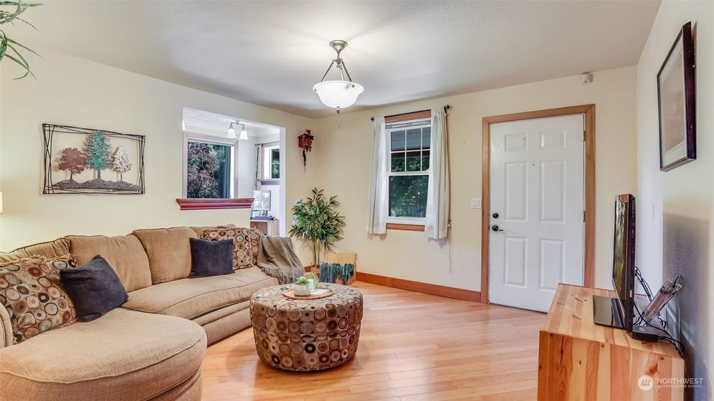 Photo of 14038 MacAdam Road S, Tukwila, WA 98168 (MLS # 2153501)