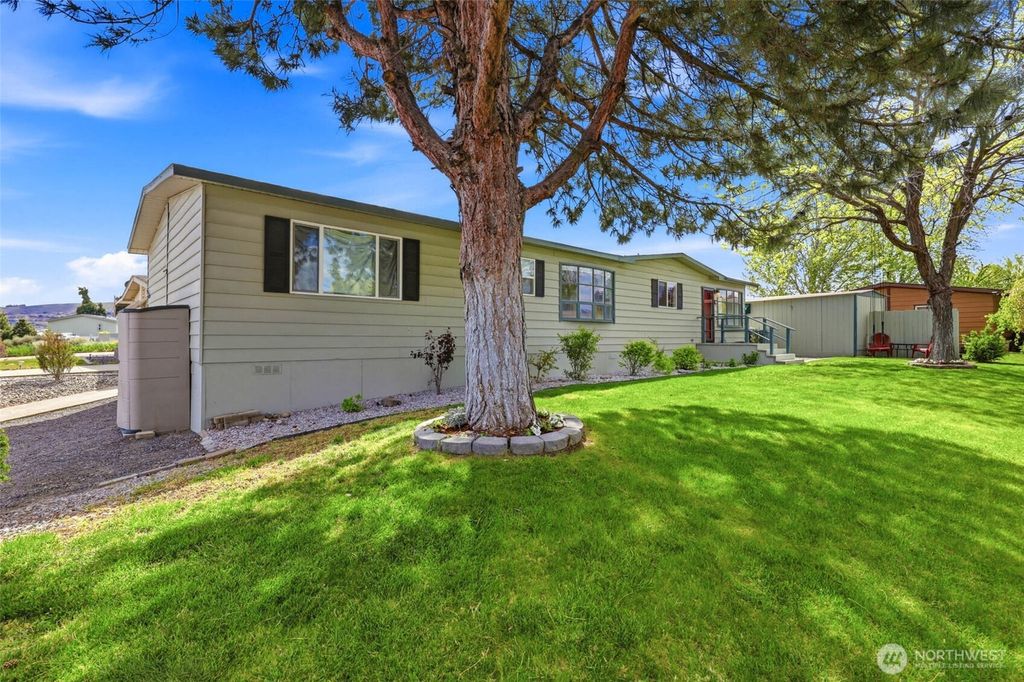 Photo of 240 Skyline Dr Dr, Richland, WA 99352 (MLS # 2509428)