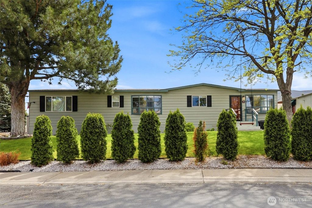 Photo of 240 Skyline Dr Dr, Richland, WA 99352 (MLS # 2509428)