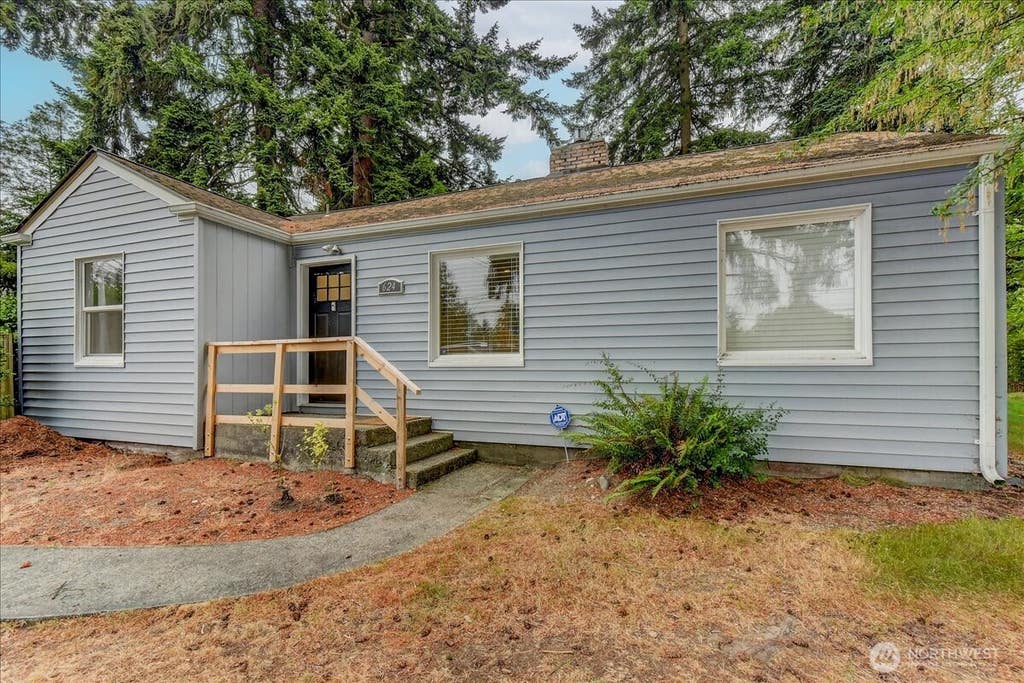 Photo of 624 Madison Street, Everett, WA 98203 (MLS # 2570949)