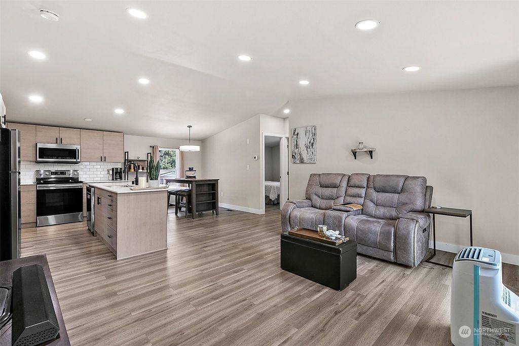 Photo of 909 S 304th Street, Federal Way, WA 98003 (MLS # 2268483)
