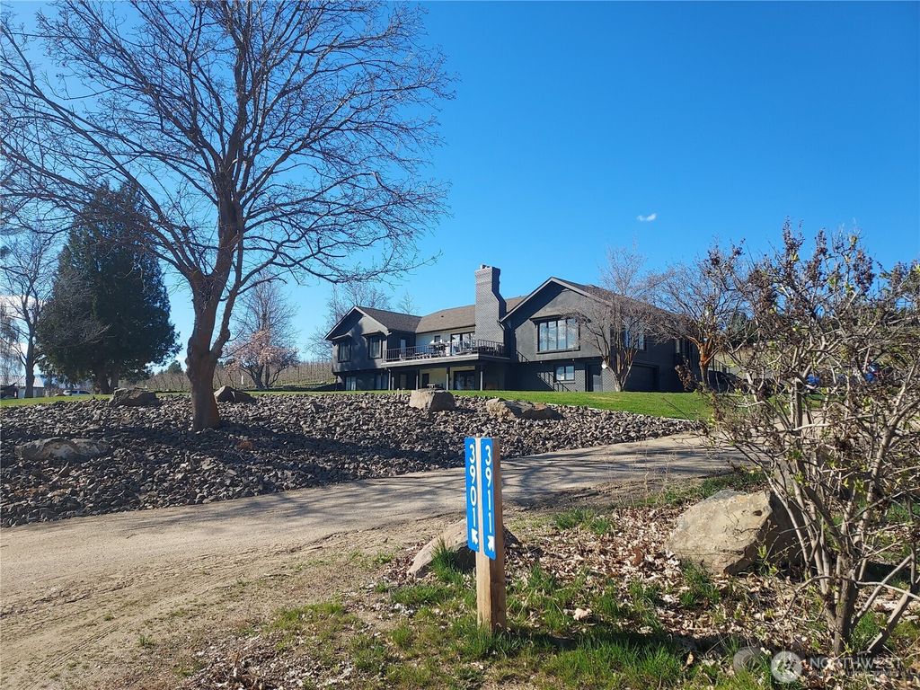 Photo of 3901 10th Street SE, East Wenatchee, WA 98802 (MLS # 2523150)