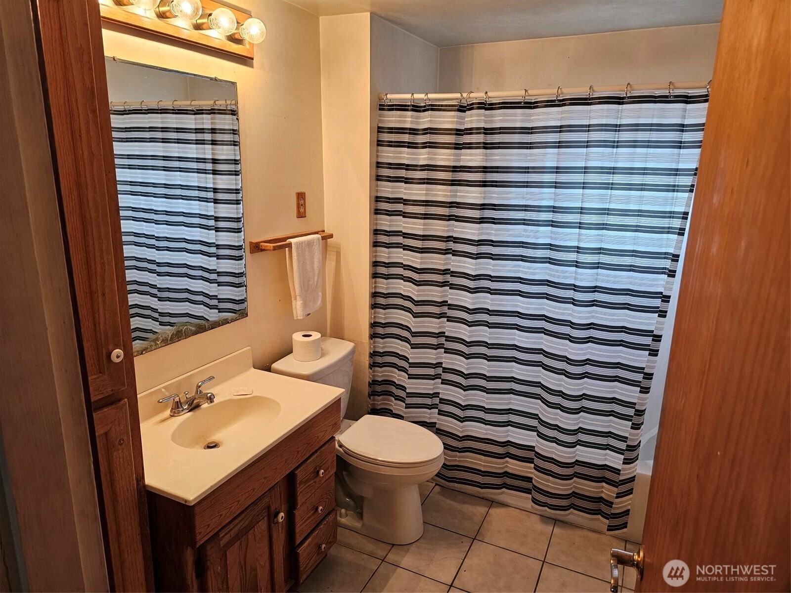 Seattle, Washington 98126, United States, 3 Bedrooms Bedrooms, ,2 BathroomsBathrooms,Residential,Pending,206375