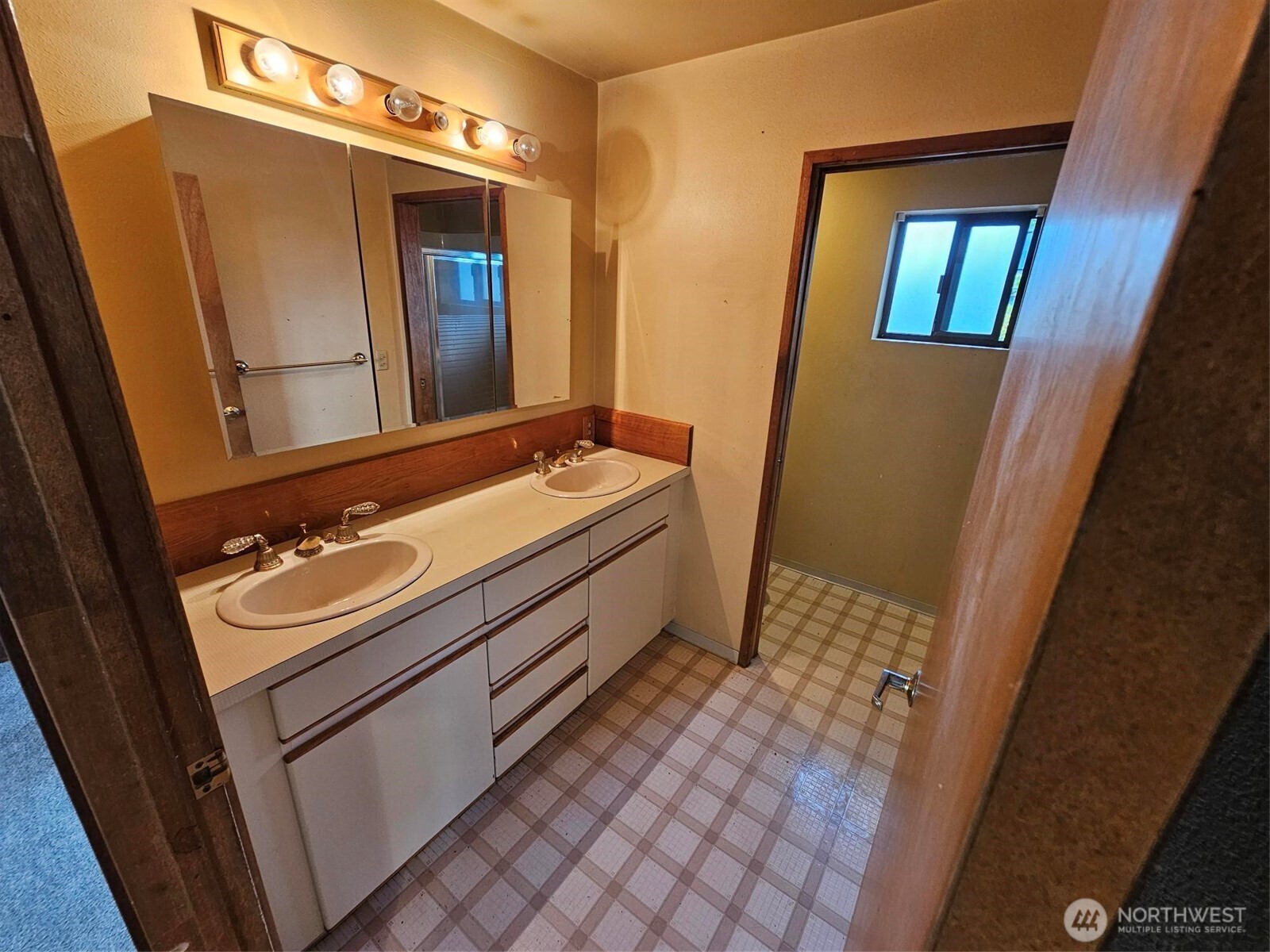 Seattle, Washington 98126, United States, 3 Bedrooms Bedrooms, ,2 BathroomsBathrooms,Residential,Pending,206375