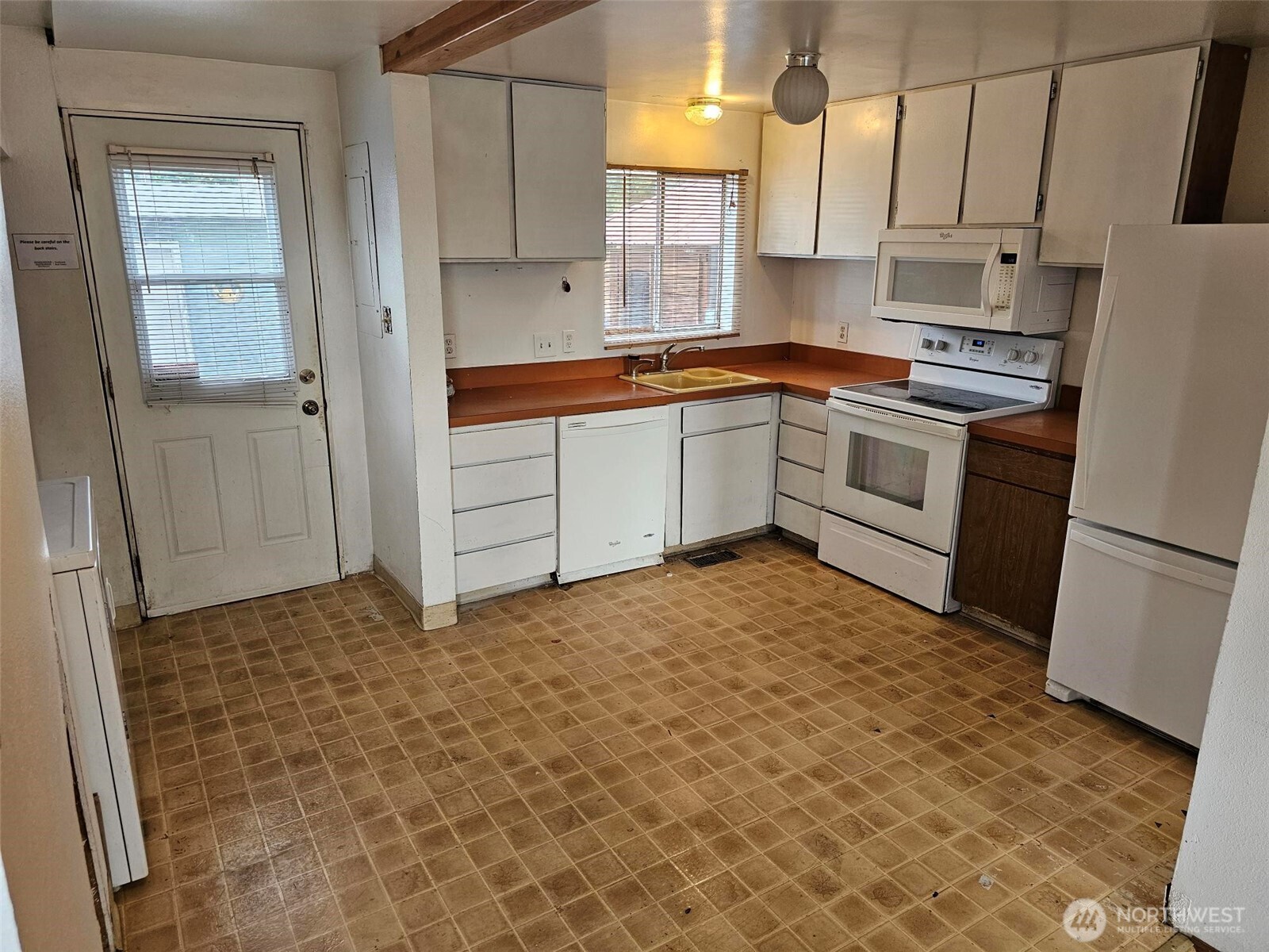 Seattle, Washington 98126, United States, 3 Bedrooms Bedrooms, ,2 BathroomsBathrooms,Residential,Pending,206375