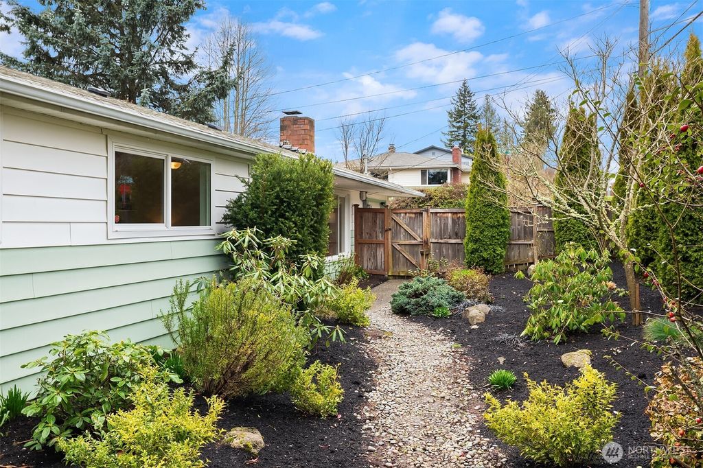 Photo of 2821 SW Trenton Street W, Seattle, WA 98126 (MLS # 2486269)