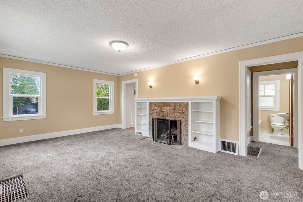 Photo of 5003 Woodlawn Avenue N, Seattle, WA 98103 (MLS # 2507069)