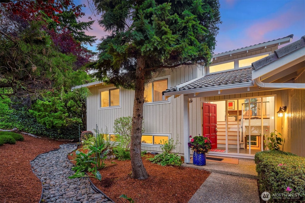 Photo of 14130 SE 49th Place, Bellevue, WA 98006 (MLS # 2572661)
