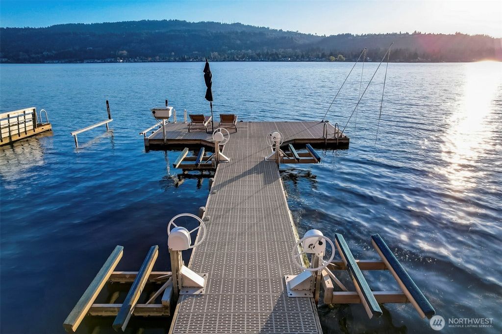 Photo of 4013 E Lake Sammamish Shore Lane, Sammamish, WA 98075 (MLS # 2428538)