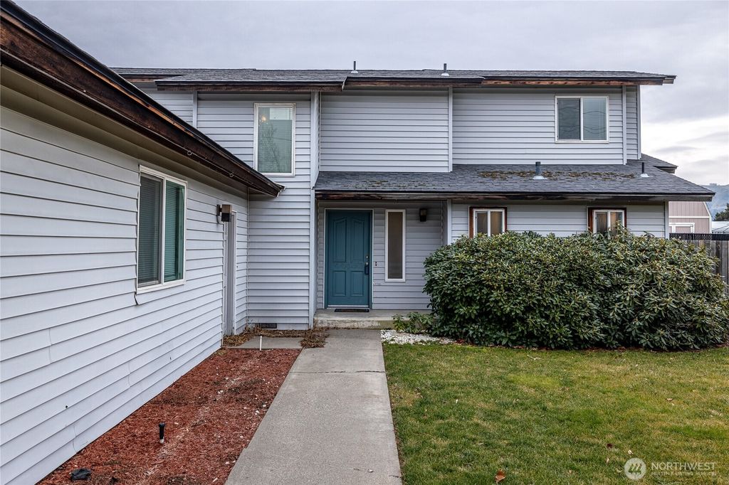 Photo of 1856 4th Street SE, East Wenatchee, WA 98802 (MLS # 2472383)